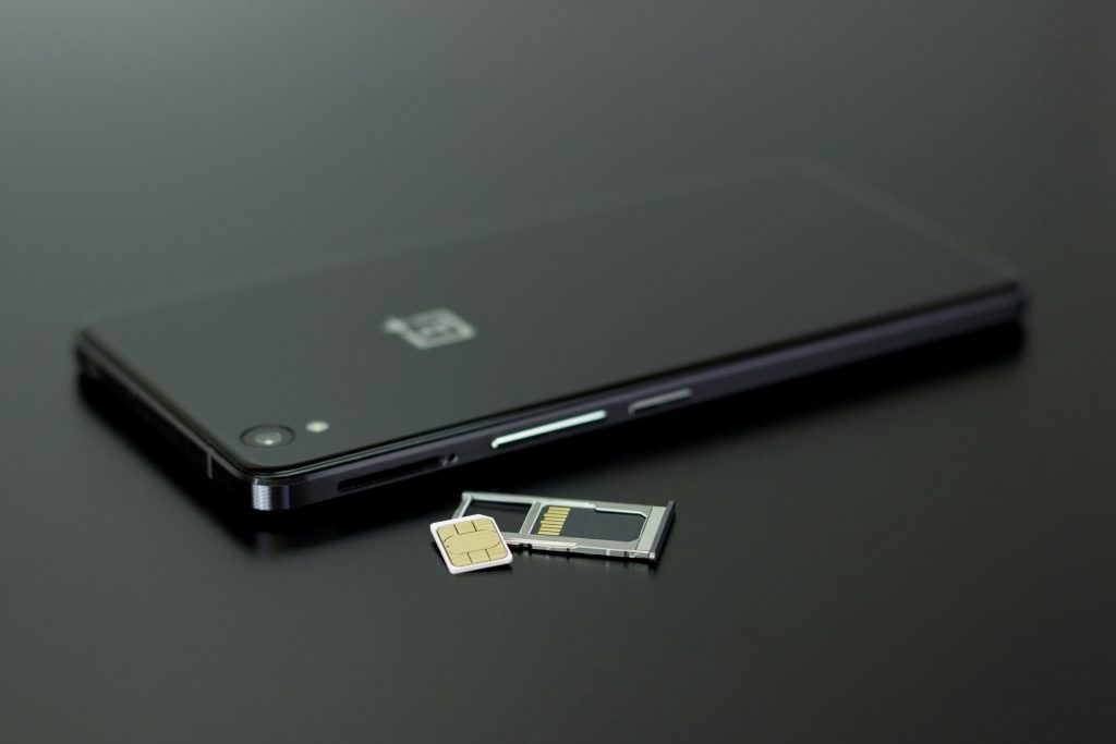 記憶卡與 SIM 卡的處理