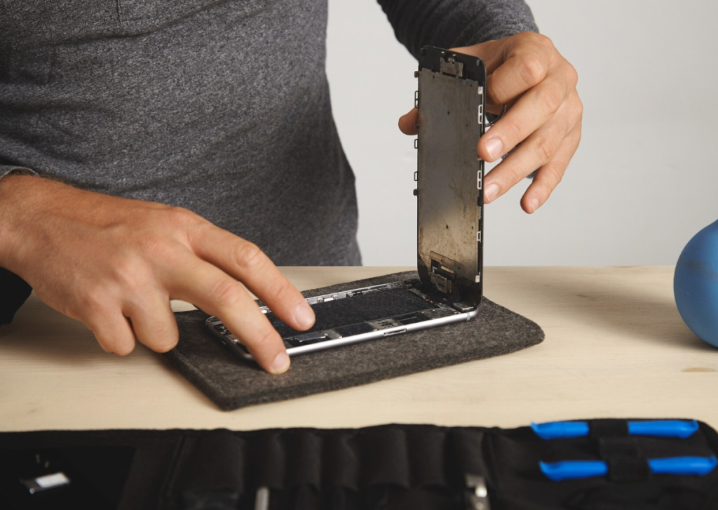 絕對不要讓你的手機被帶進「小黑屋」!所有檢測過程,都必須在你面前完成。這能防止零件被偷換或被「無中G有」製造問題。