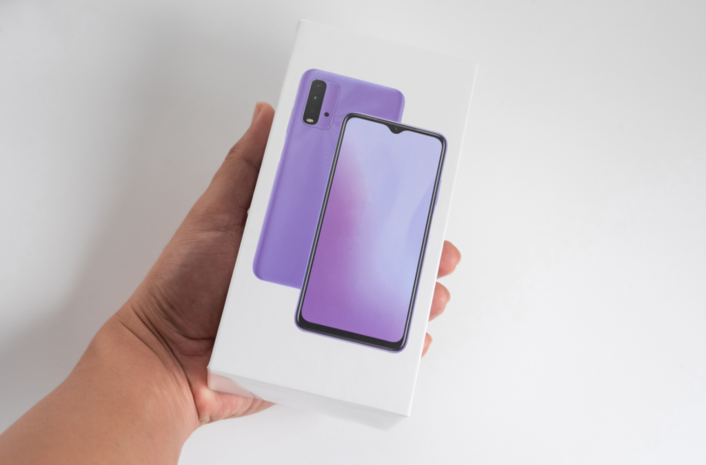 很多人好奇,全新手機收購到底是什麼?簡單說,就是將您手上完全未開封、原廠包裝膜都還在的手機,轉賣給專業收購商。