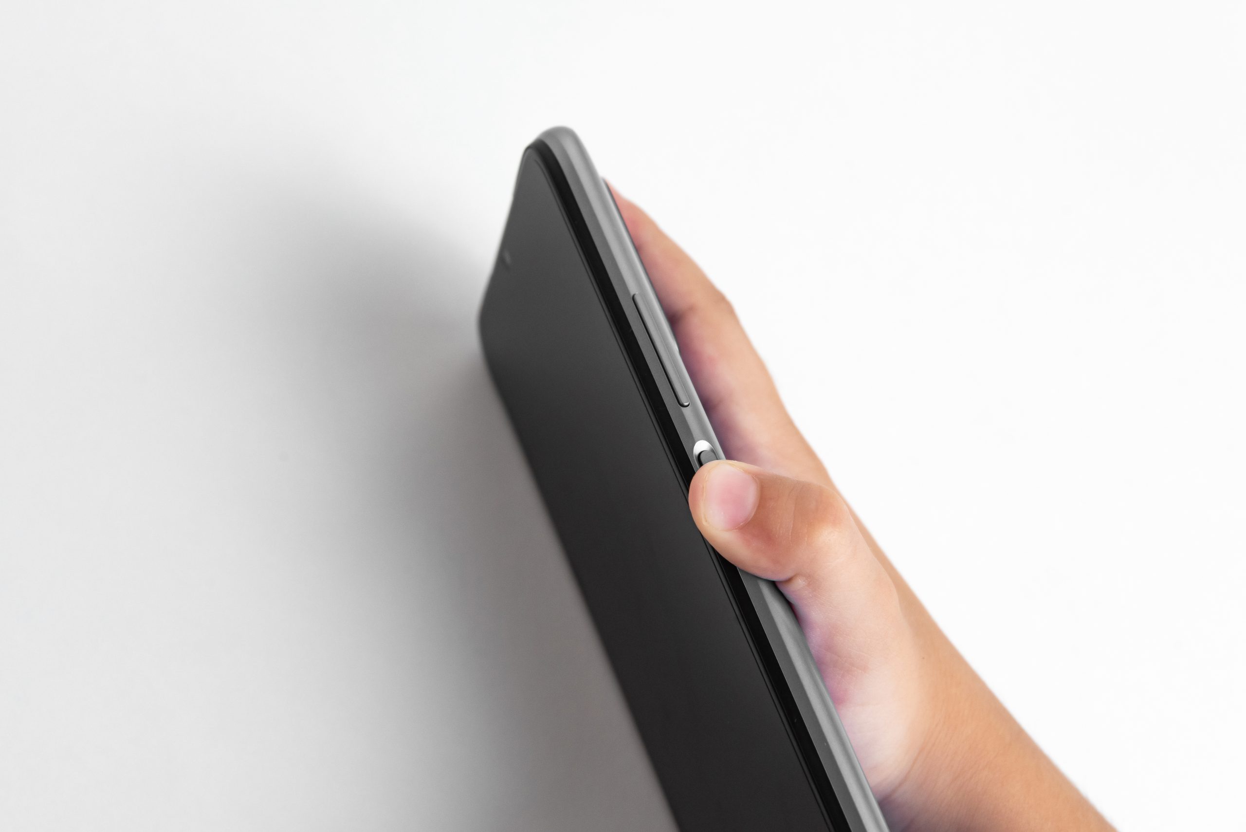 手機收購前必看！電源鍵、音量鍵「壽命測試」如何秒殺你的手機收購價格？