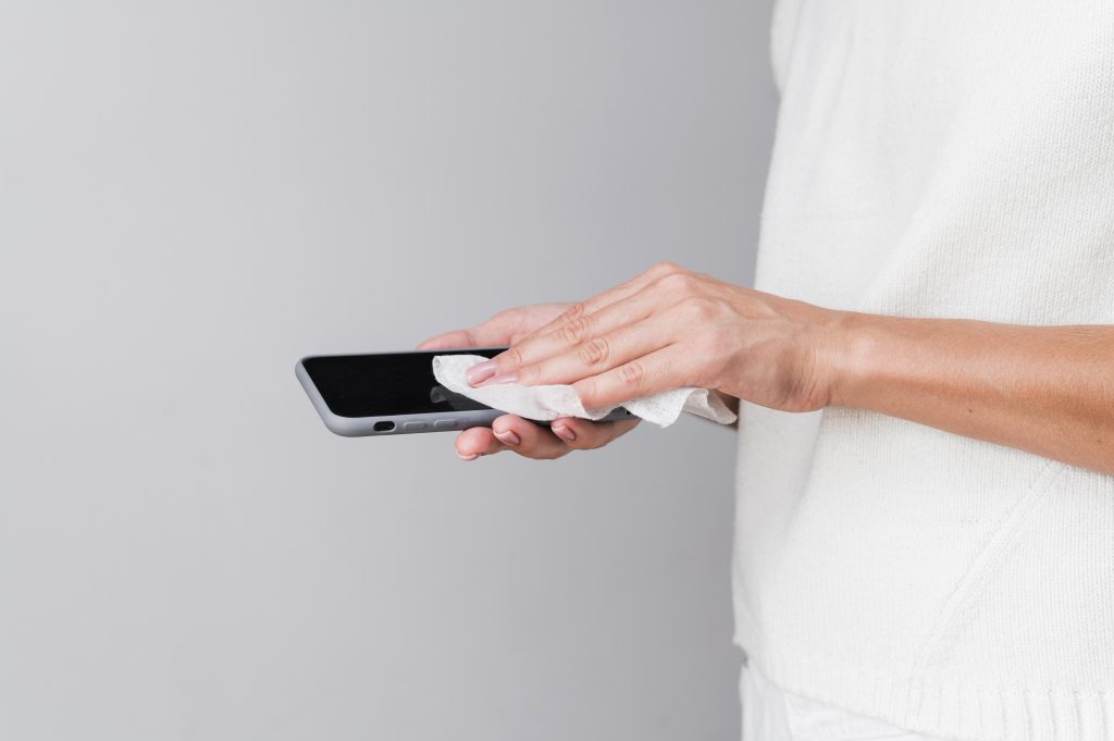 收購手機前必做的 6 大準備步驟 -【徹底清潔】手機外觀