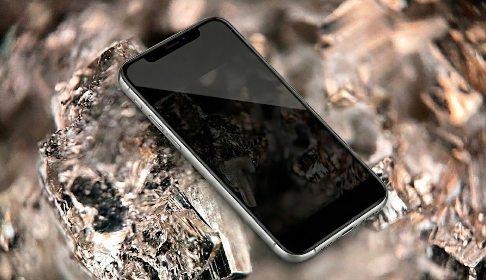 一支看似不起眼的小手機內，其實含有超過70種稀缺金屬，包括黃金、銀、銅以及用於電池的鈷與鋰